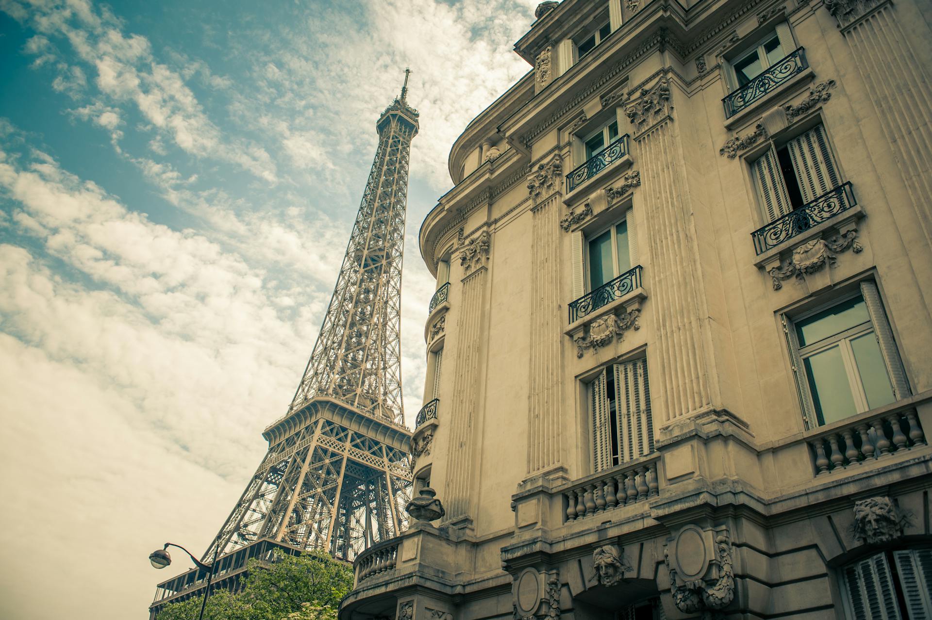 Eiffel Tower with ornate building in the foreground